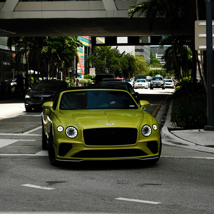 Grünes Auto auf der Straße